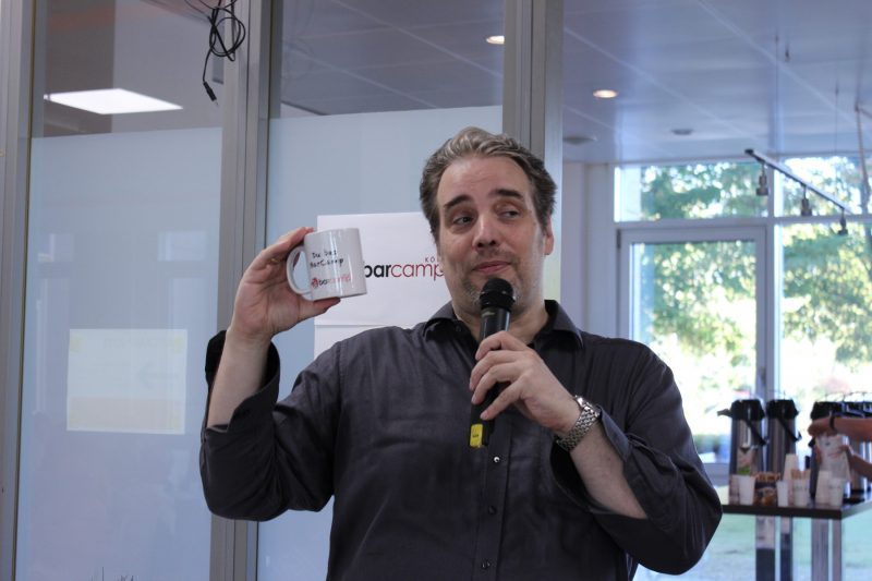 Begrüßung durch Stefan Evertz und Vorstellung der Tasse für Sessiongeber (BarCamp Köln 2018)